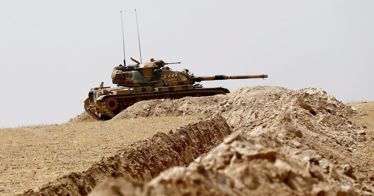 Un tanque turco junto a la frontera con Siria.