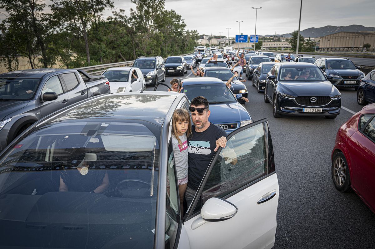 AP-7, a la altura de Montornès del Vallès, el domingo. Varios conductores salen del coche para ver si la cosa avanza AP-7, a la altura de Montornès del Vallès, el domingo. Varios conductores salen del coche para ver si la cosa avanza
