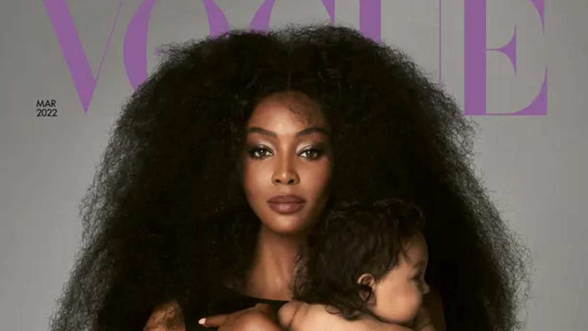 Naomi Campbell, en la portada de la edición británca de ’Vogue’, con su hija en brazos.