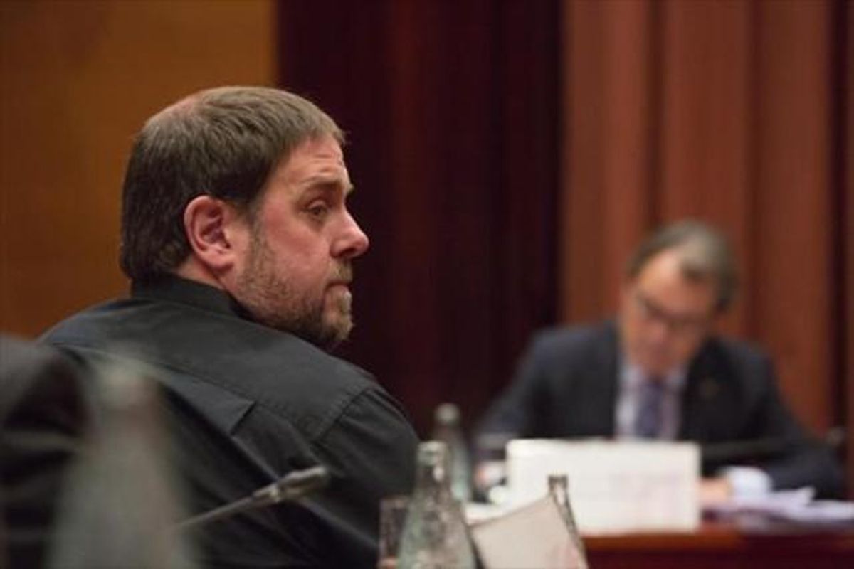 Oriol Junqueras, durante la comparecencia de Artur Mas (al fondo) ante la Diputació Permanent del Parlament el pasado 23 de octubre. Oriol Junqueras, durante la comparecencia de Artur Mas (al fondo) ante la Diputació Permanent del Parlament el pasado 23 de octubre.