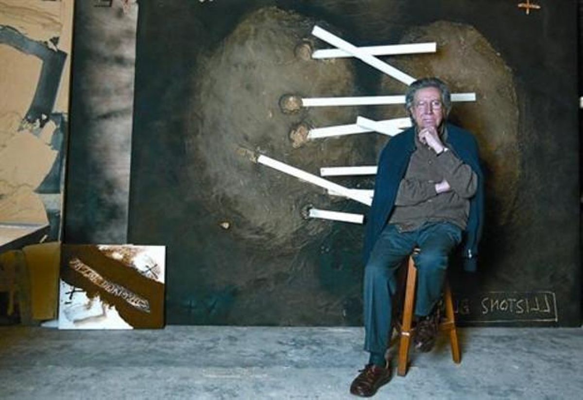Antoni Tàpies, en enero del 2004, en su estudio de la calle de Saragossa, de Barcelona. Antoni Tàpies, en enero del 2004, en su estudio de la calle de Saragossa, de Barcelona.