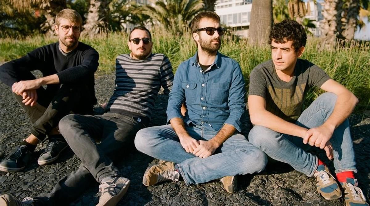 Manel, en una imagen promocional, con Guillem Gisbert primero por la izquierda. Manel, en una imagen promocional, con Guillem Gisbert primero por la izquierda.