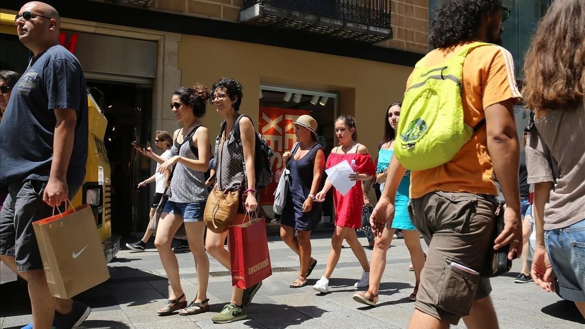 Ambiente comercial en el Portal de l’Àngel. Ambiente comercial en el Portal de l’Àngel.