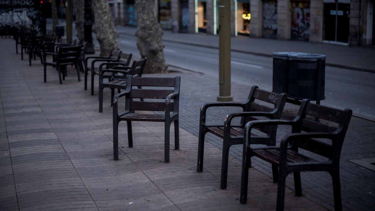 Sillas vacías en la Rambla de Barcelona. Sillas vacías en la Rambla de Barcelona.