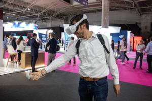 Un asistente al ISE interactúa con la realidad virtual