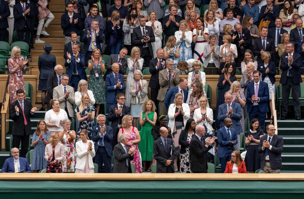 El palco de Wimbledon aplaude a Sarah Gilbert (sentada), una de las desarrolladoras de la vacuna de Astrazeneca. El palco de Wimbledon aplaude a Sarah Gilbert (sentada), una de las desarrolladoras de la vacuna de Astrazeneca.