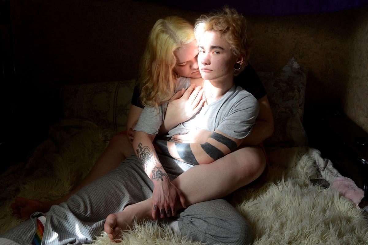 Primer premio en la categoría de retrato. Ignat, un hombre transgénero, junto a su novia Maria en San Petesburgo, Rusia.