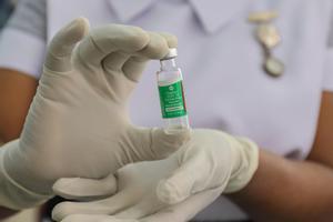 L’OMS aprova la vacuna d’AstraZeneca fins i tot per a gent gran i variants