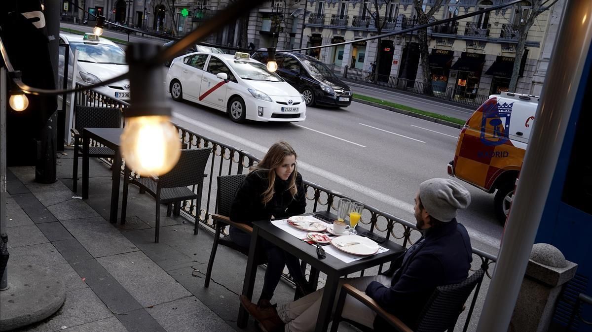 Una terraza en el centro de Madrid el día que se ha anunciado la ampliación del horario de apertura de los bares. Una terraza en el centro de Madrid el día que se ha anunciado la ampliación del horario de apertura de los bares.