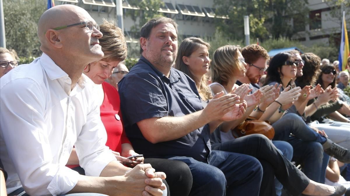Raül Romeva, Anna Simó y Oriol Junqueras en un acto por el sí en Vilafranca. Raül Romeva, Anna Simó y Oriol Junqueras en un acto por el sí en Vilafranca.
