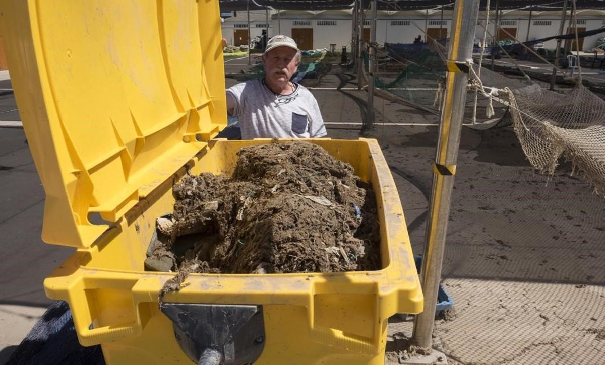 Contenedor lleno de restos de celulosa en el puerto de Barcelona. 