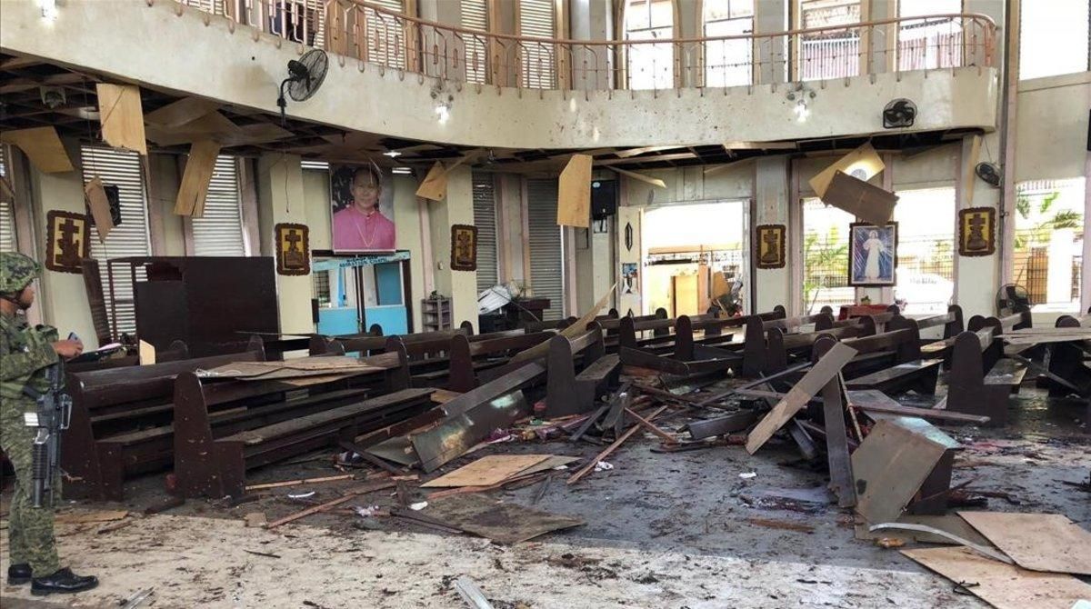 Interior de la catedral de Jolo, en Filipinas, tras registrar dos explosiones. Interior de la catedral de Jolo, en Filipinas, tras registrar dos explosiones.