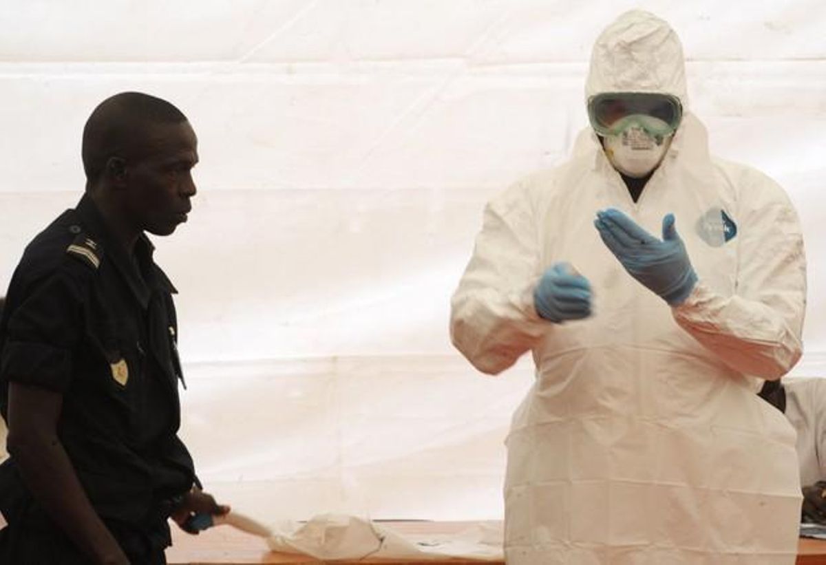 Un higienista senegalés demuestra cómo protegerse contra el virus del ébola Un higienista senegalés demuestra cómo protegerse contra el virus del ébola