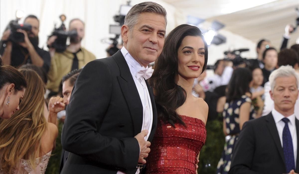 Els Clooney donen més de 400.000 euros per a la manifestació pel control de les armes Els Clooney donen més de 400.000 euros per a la manifestació pel control de les armes