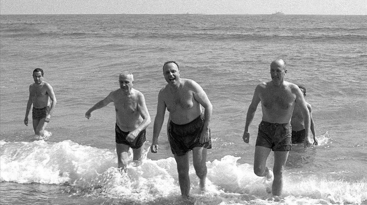 El ministro Manuel Fraga y el embajador estadounidense se bañan en la playa de Palomares, en 1966. El ministro Manuel Fraga y el embajador estadounidense se bañan en la playa de Palomares, en 1966.