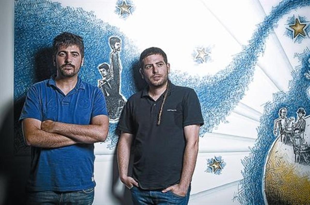 Los hermanos Muñoz, en su estudio, ante un dibujo de Serrat y Sabina. Los hermanos Muñoz, en su estudio, ante un dibujo de Serrat y Sabina.