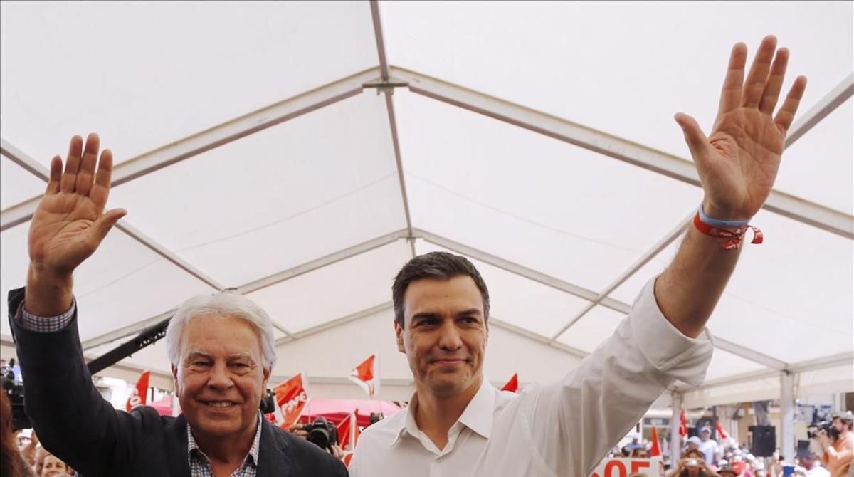 Felipe González y Pedro Sánchez, este viernes en Madrid. Felipe González y Pedro Sánchez, este viernes en Madrid.