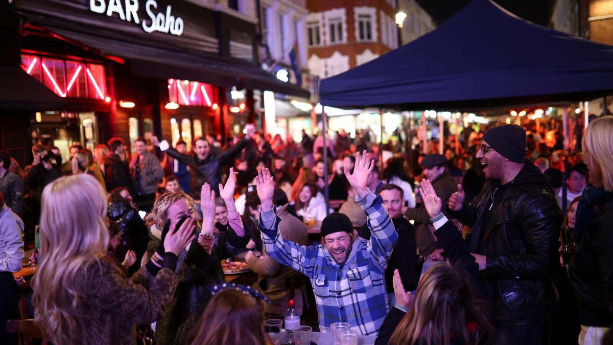 Un grupo de gente, de fiesta en una terraza de un bar en Londres.