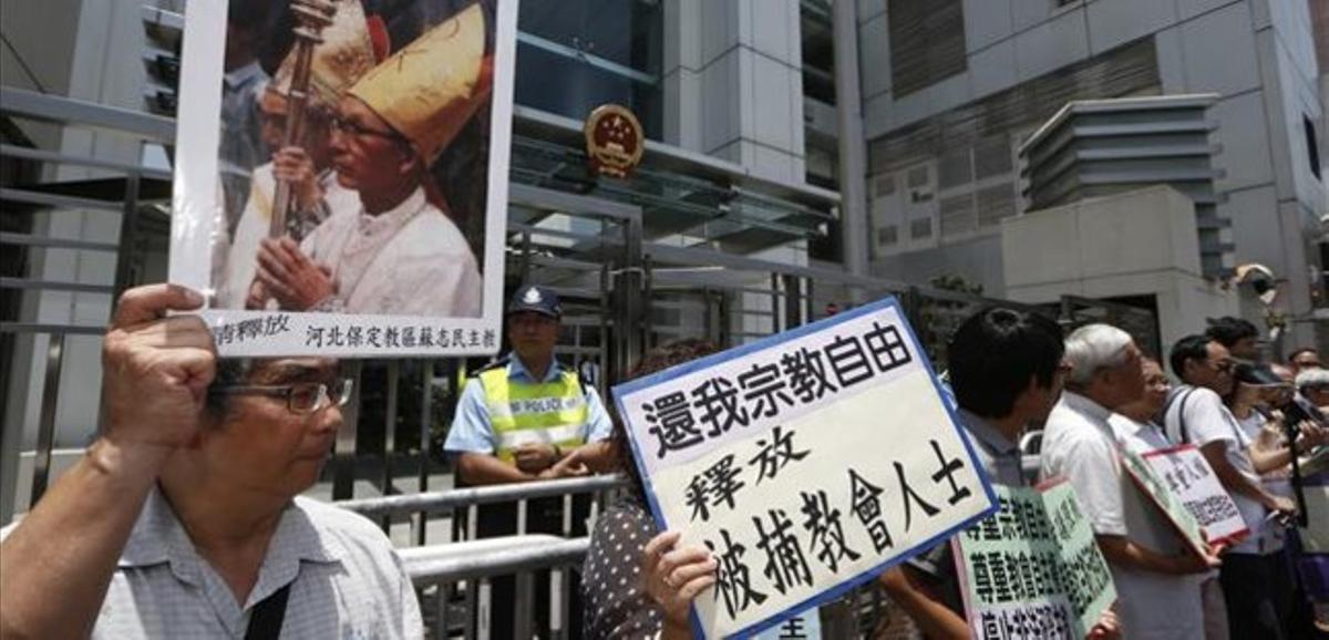 Protesta en Hong Kong por la liberación del obispo auxiliar de Shanghái, el miércoles.