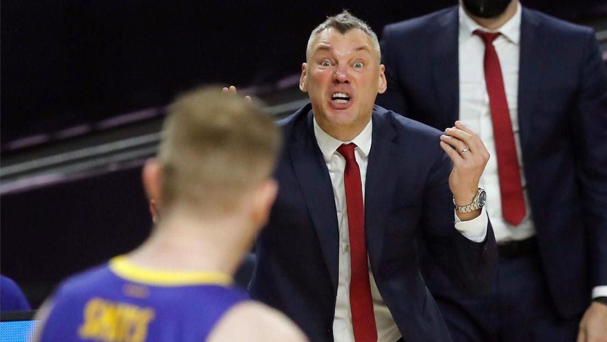 Jasikevicius corrige a Smits durante la final. Jasikevicius corrige a Smits durante la final.
