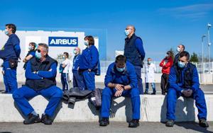 Trabajadores de Airbus, en la factoría de Puerto Real (Cadiz); durante una asamblea.