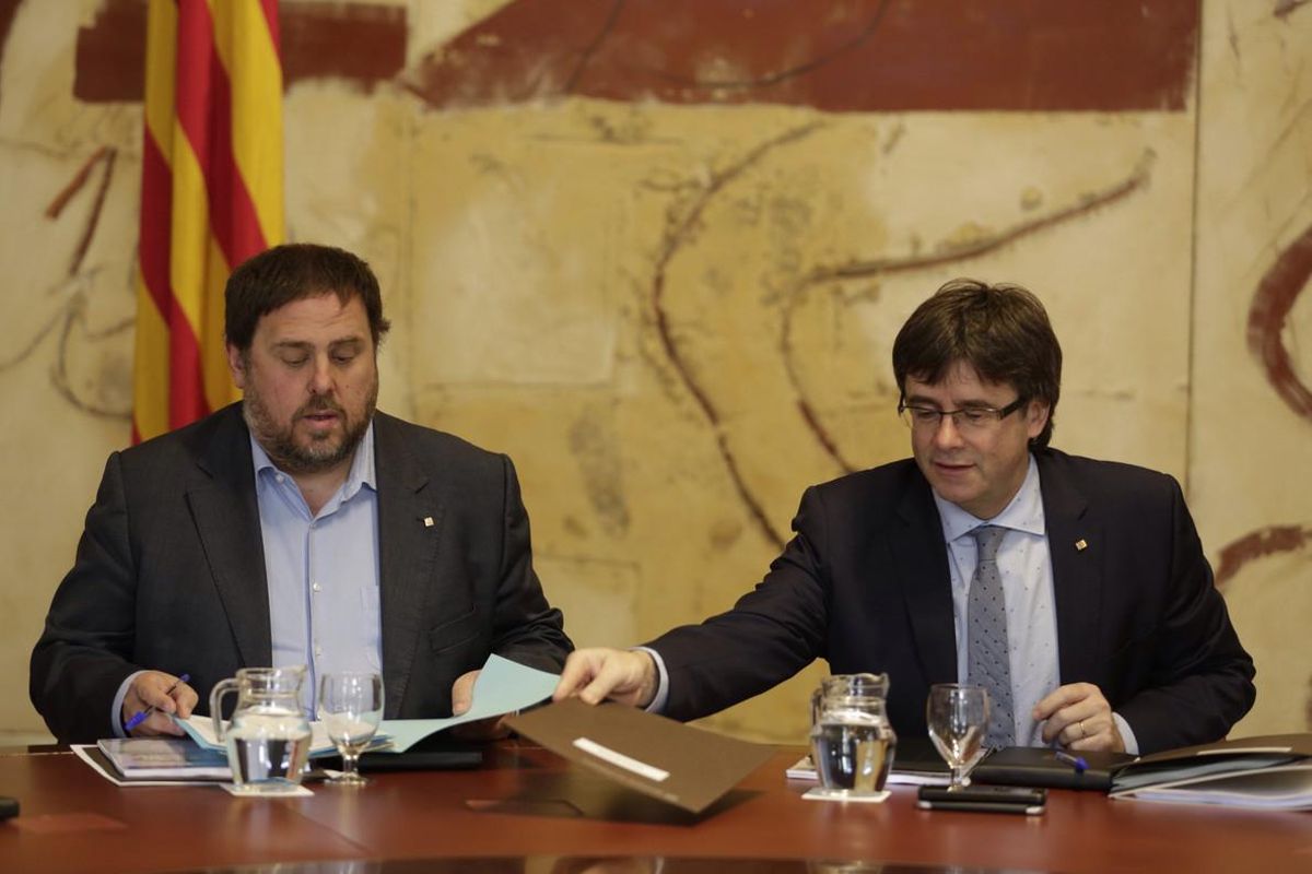 Oriol Junqueras y Carles Puigdemont, en la reunión de Govern del 29 de marzo. Oriol Junqueras y Carles Puigdemont, en la reunión de Govern del 29 de marzo.