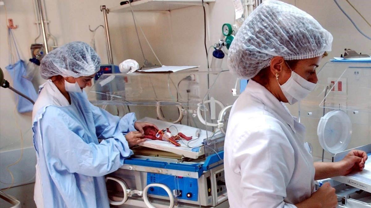 Dos enfermeras cuidan de dos bebés prematuros en el Hospital Al-Hayat de Beirut.