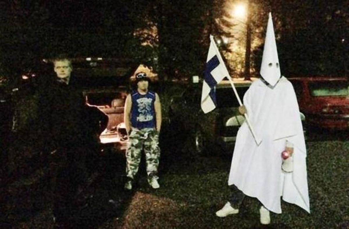 El manifestante vestido con ropas del Ku Klux Klan en la protesta contra los refugiados en Finlandia. El manifestante vestido con ropas del Ku Klux Klan en la protesta contra los refugiados en Finlandia.