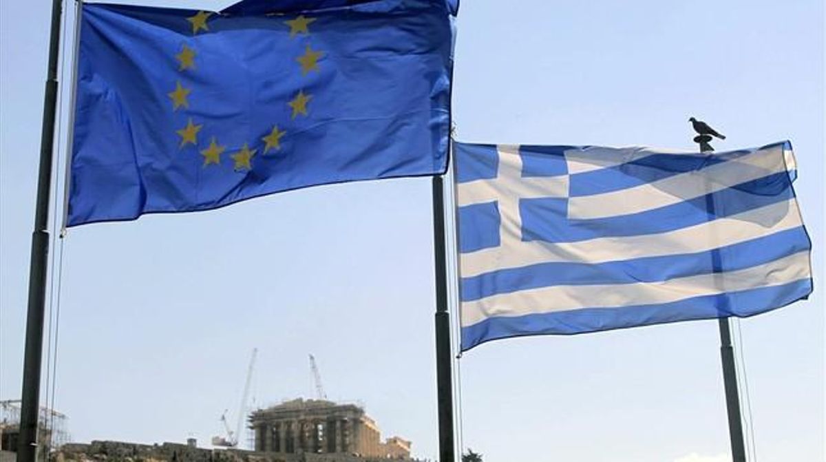 Una bandera griega y una de la UE ondean junto a la Acrópolis (al fondo), en Atenas, este martes. Una bandera griega y una de la UE ondean junto a la Acrópolis (al fondo), en Atenas, este martes.