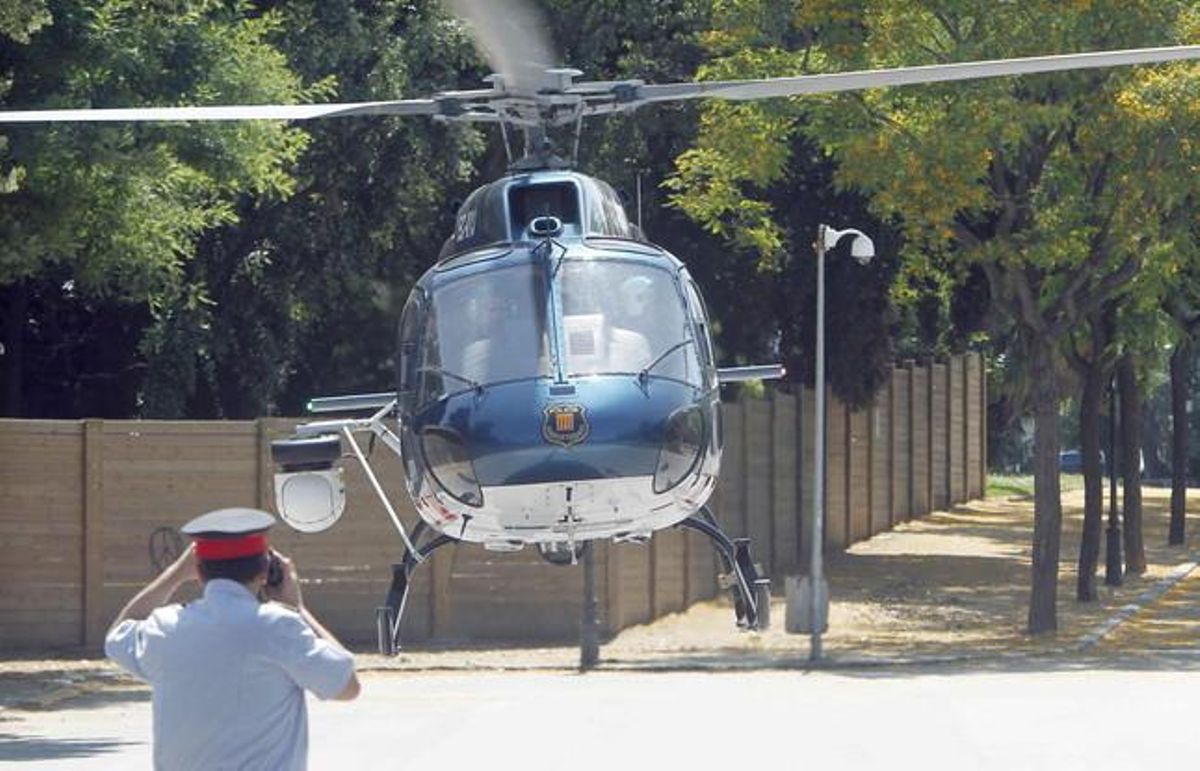 Un helicóptero de los Mossos, a punto de despegar. Un helicóptero de los Mossos, a punto de despegar.
