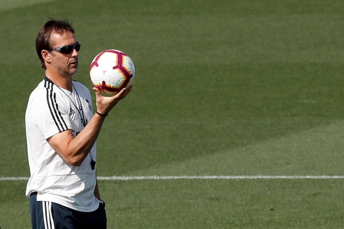Julen Lopetegui, tecnico del Real Madrid, durante el entrenamiento del equipo este sábado en Valdebebas. Julen Lopetegui, tecnico del Real Madrid, durante el entrenamiento del equipo este sábado en Valdebebas.
