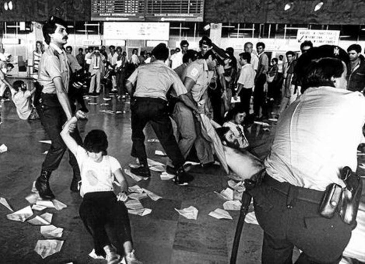La policía detiene a miembros de La Crida que, en septiembre de 1985, ’atacaron’ con aviones de papel El Prat.