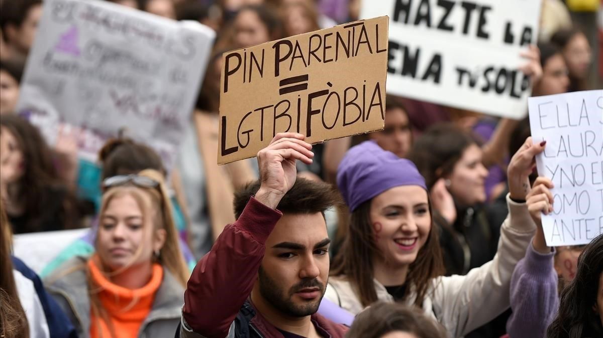 Pancarta contra la censura parental en una manifestación en Barcelona Pancarta contra la censura parental en una manifestación en Barcelona