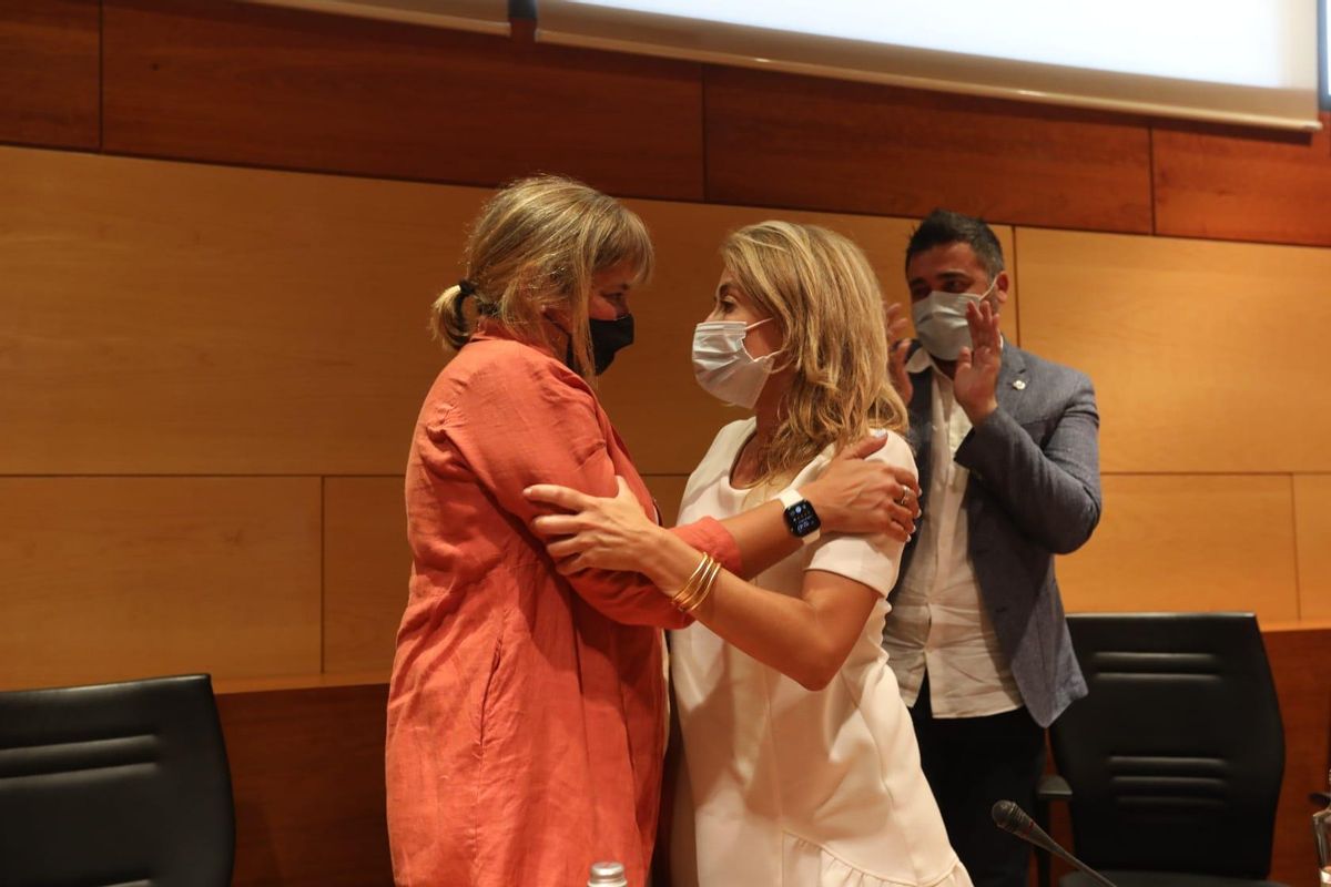 Gemma Badia y Raquel Sánchez durante el pleno de renuncia de esta última del pasado domingo en el Ayuntamiento de Gavà Gemma Badia y Raquel Sánchez durante el pleno de renuncia de esta última del pasado domingo en el Ayuntamiento de Gavà