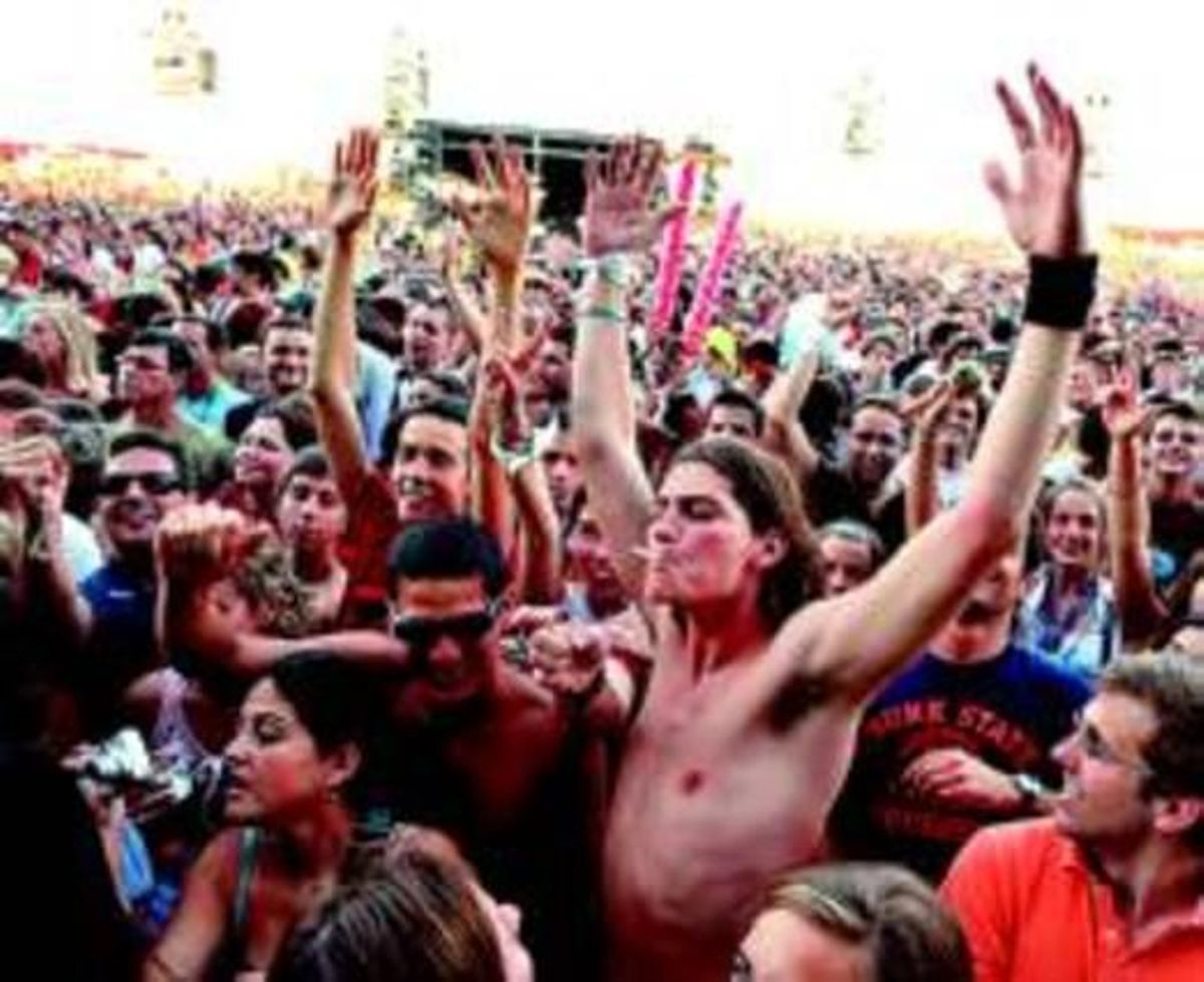 Un grupo de asistentes al Rock in Rio, durante los conciertos de la tarde del viernes. Un grupo de asistentes al Rock in Rio, durante los conciertos de la tarde del viernes.