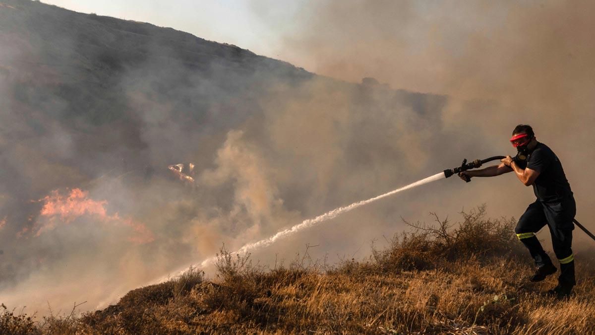 Un bombero trabaja para contener el fuego en el área de Kotsiatis, a las afueras de Nicosia, Chipre. Un bombero trabaja para contener el fuego en el área de Kotsiatis, a las afueras de Nicosia, Chipre.