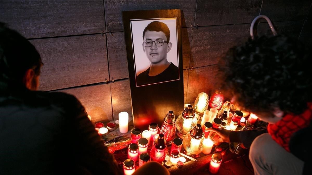 Foto de archivo del tributo en memoria del periodista eslovaco Jan Kuciak que fue asesinado junto a su novia mientras investigaba casos de corrupción. Foto de archivo del tributo en memoria del periodista eslovaco Jan Kuciak que fue asesinado junto a su novia mientras investigaba casos de corrupción.