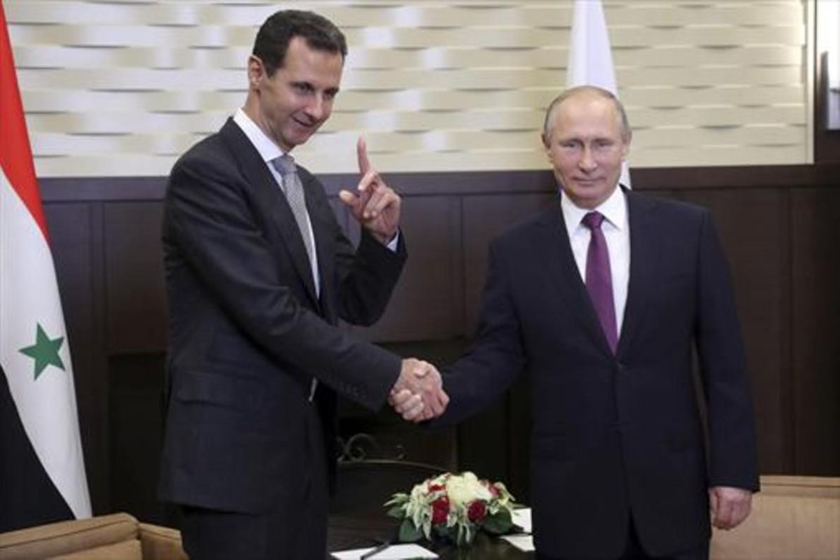 Asad y Putin se estrechan la mano en el balneario de Sochi, el lunes. Asad y Putin se estrechan la mano en el balneario de Sochi, el lunes.
