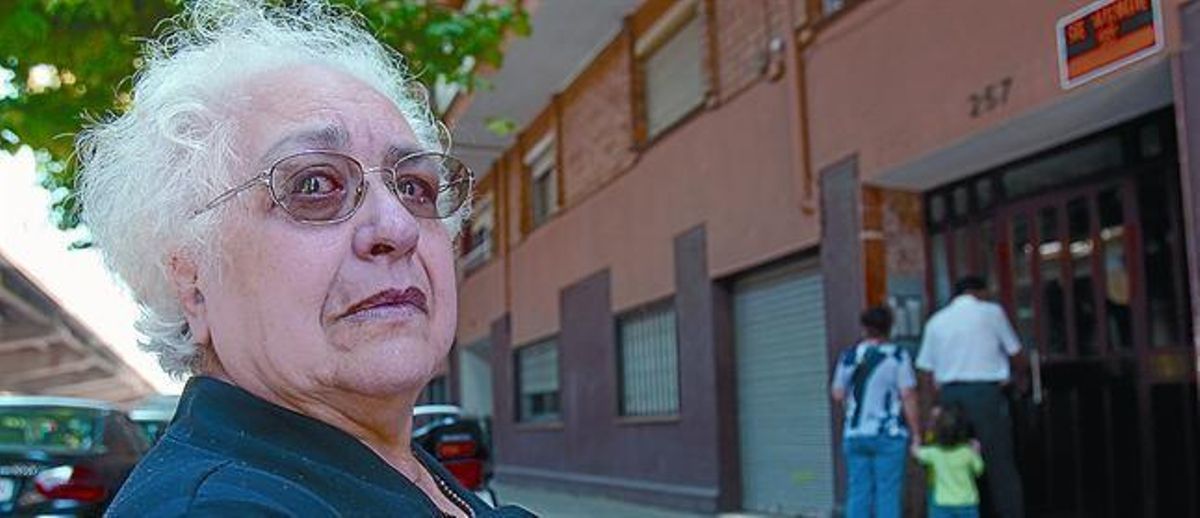 PenaMaría Teresa Alsina, pensionista que afronta un desahucio, frente a su portal, ayer. PenaMaría Teresa Alsina, pensionista que afronta un desahucio, frente a su portal, ayer.