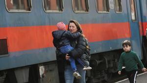 Una mujer que ha huido en tren de Ucrania se dispone a viajar a Budapest con sus hijos.
