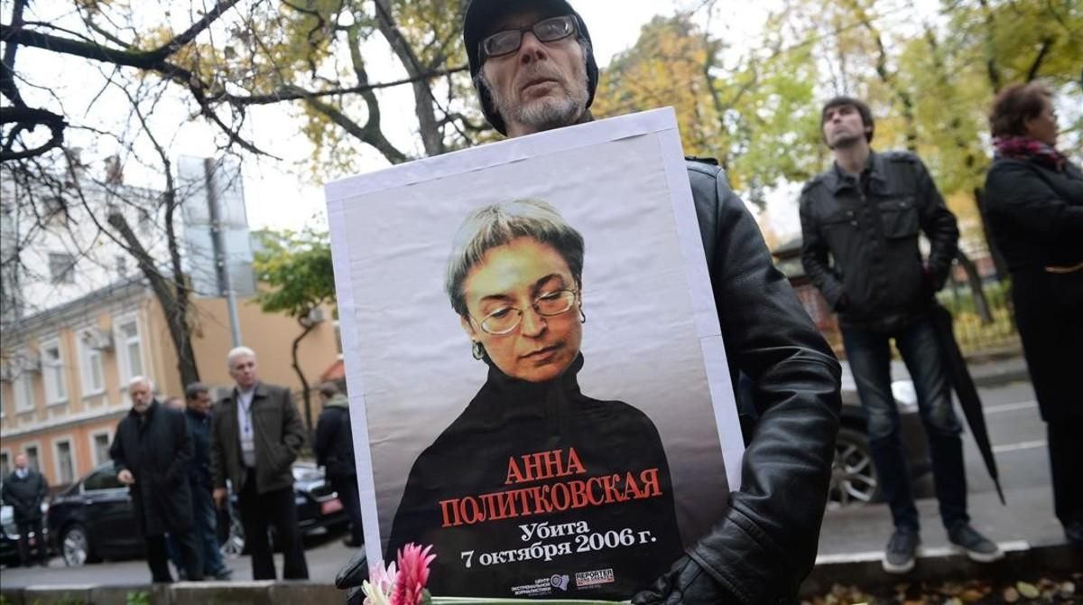 Un hombre sostiene una foto de Politkóvskaya en una concentración en su recuerdo el viernes en Moscú. Un hombre sostiene una foto de Politkóvskaya en una concentración en su recuerdo el viernes en Moscú.