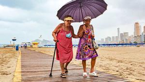 Dos mujeres mayores en la playa.