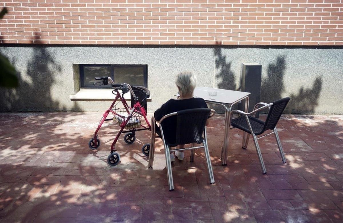 Una residente en un centro de mayores del sur de Madrid, esta mañana. Una residente en un centro de mayores del sur de Madrid, esta mañana.