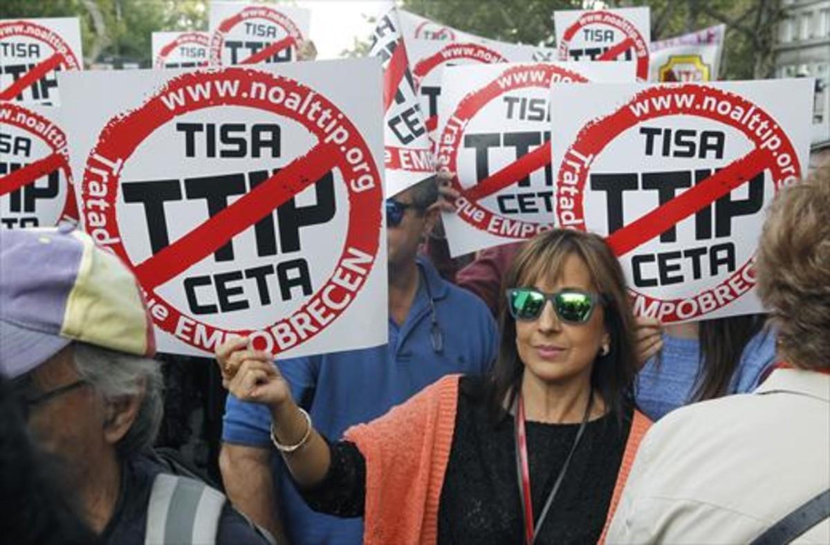Participantes en la manifestación contra los tratados de libre comercio con EEUU y Canadá en Madrid.