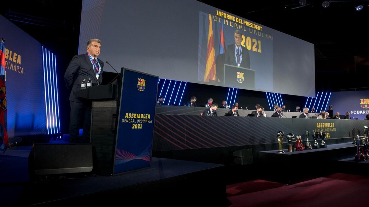Laporta se dirige a los compromisarios durante su discurso en la asamblea del Barça.