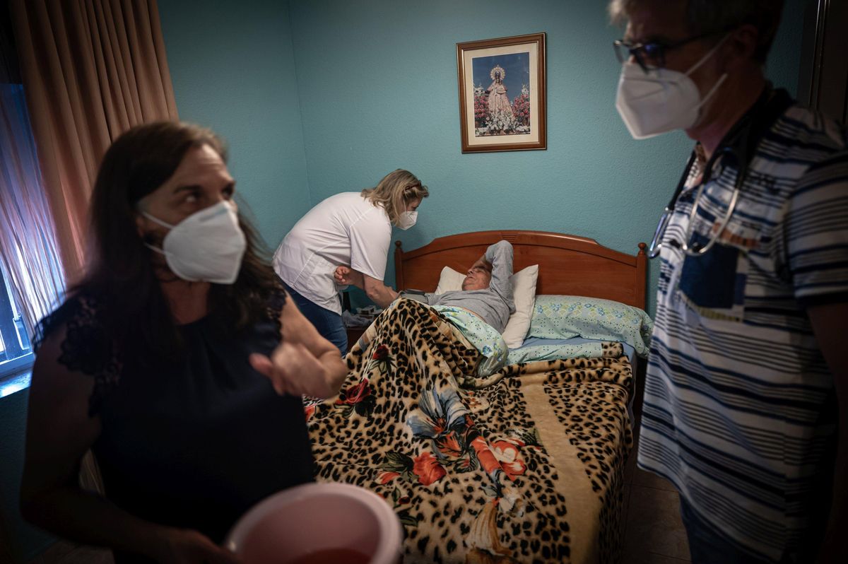 Dos aspectos definen a la perfección la esencia de la medicina rural: la presencia y la escucha. No va de salvar vidas, sino de acompañarlas, de servir de imperecedero punto fijo al que anclarse en caso de necesidad. En la imagen, tendido en la cama, Damián, enfermo en situación terminal, se desahoga hablando con Mar, la enfermera. Mientras, Enrique, el médico, habla con su hija tratando de anticiparse a cómo será la vida en los meses que Damián precise de sus últimos cuidados. Dos aspectos definen a la perfección la esencia de la medicina rural: la presencia y la escucha. No va de salvar vidas, sino de acompañarlas, de servir de imperecedero punto fijo al que anclarse en caso de necesidad. En la imagen, tendido en la cama, Damián, enfermo en situación terminal, se desahoga hablando con Mar, la enfermera. Mientras, Enrique, el médico, habla con su hija tratando de anticiparse a cómo será la vida en los meses que Damián precise de sus últimos cuidados.