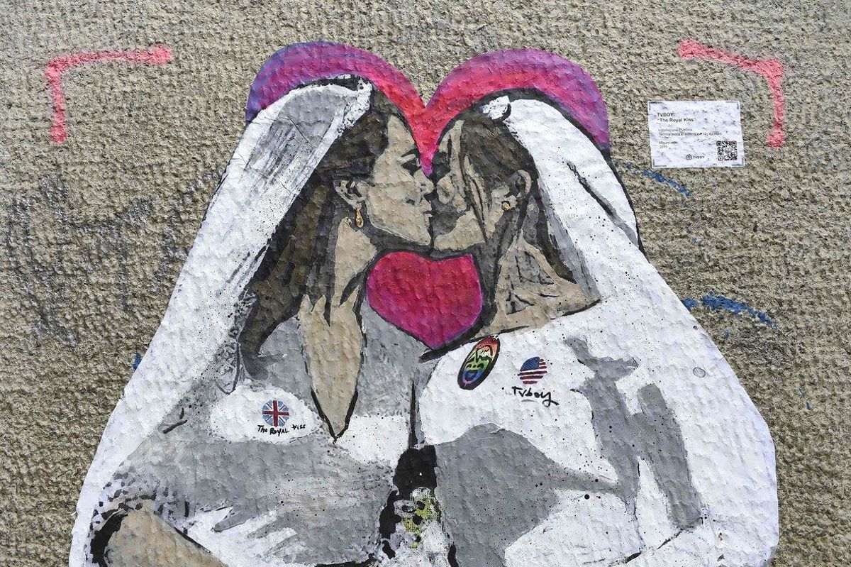 ’The Royal Kiss’, las duquesas Kate Middleton y Meghan Marklen retratadas por TVBoy. ’The Royal Kiss’, las duquesas Kate Middleton y Meghan Marklen retratadas por TVBoy.