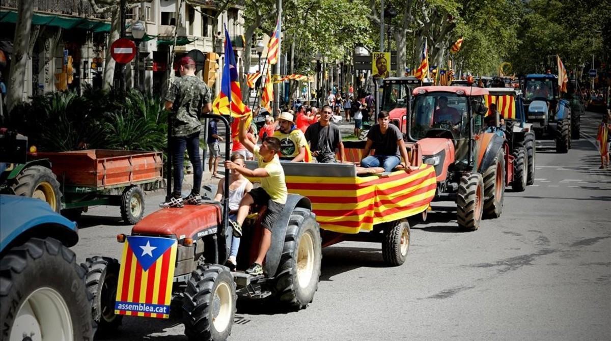 Unos tractores entrando por la Diagonal.