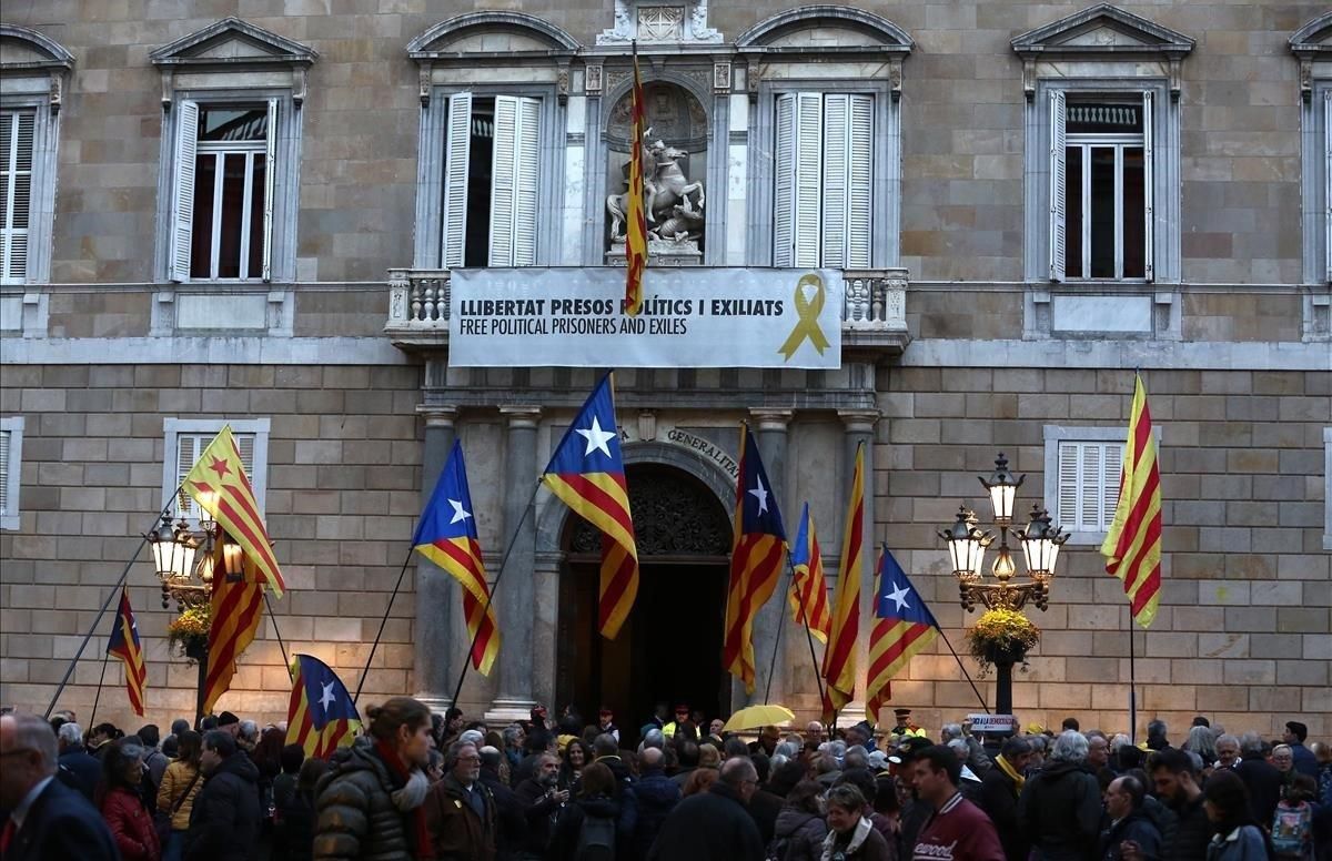 Pancarta en el palacio de la Generalitat, este martes, en la que se pide la libertad de los políticos independentistas presos. Pancarta en el palacio de la Generalitat, este martes, en la que se pide la libertad de los políticos independentistas presos.