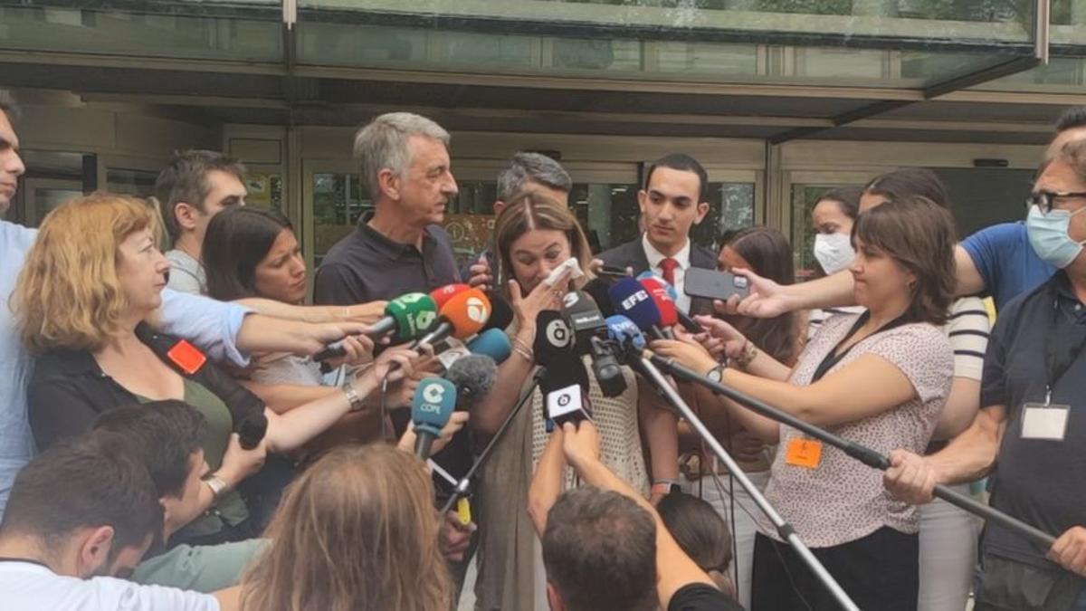 La madre de Marta Calvo, desolada a la salida del juicio: "Es un cobarde, tendría que haberse suicidado antes de matar a todas"